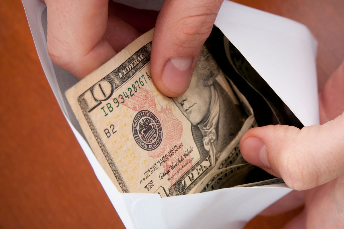 A picture of a money envelope.