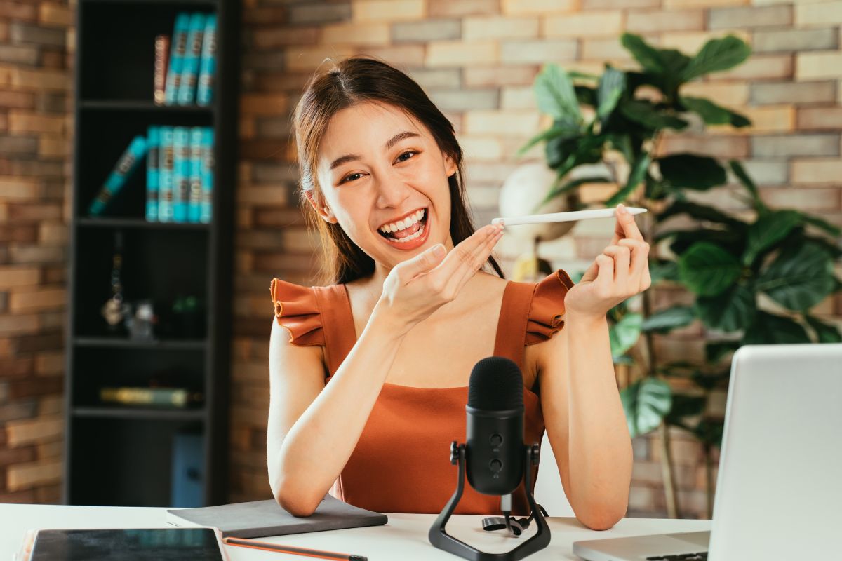 A picture of someone selling a stylus. 