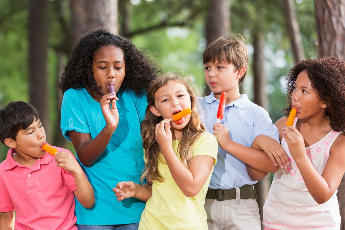 Kids eating popsicles.