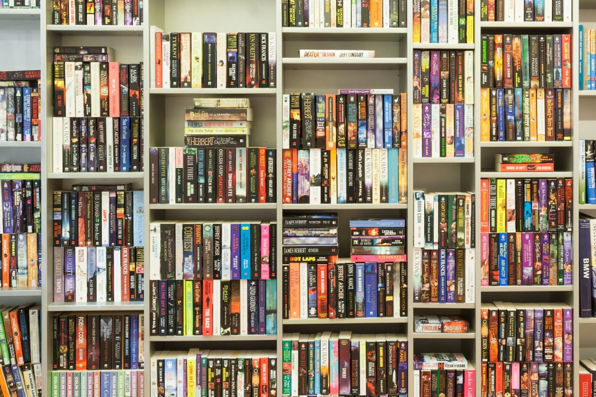 A picture of a library full of books. 