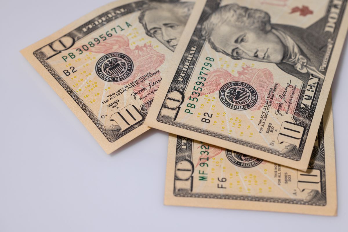 A picture of three $10s.