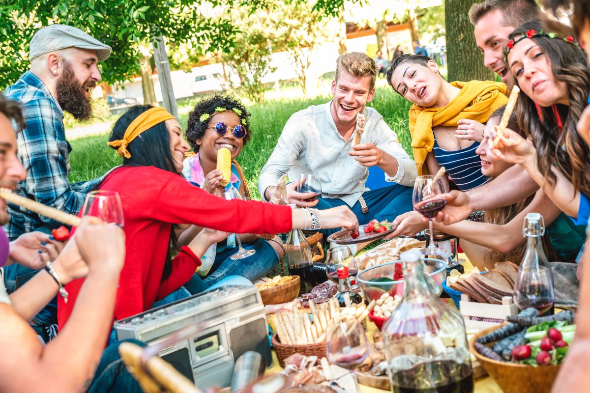 Image of a picnic between friends.