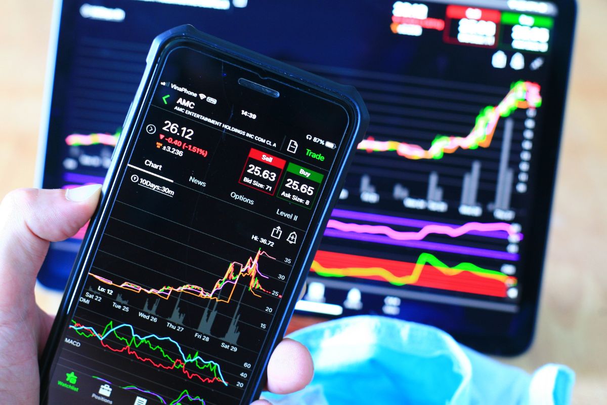 A picture of someone trading stocks. 