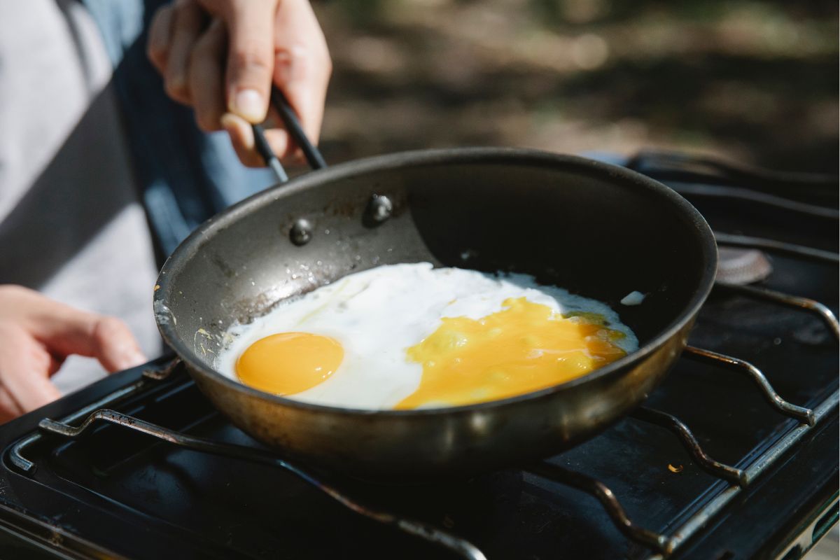 A picture of someone cooking eggs. 