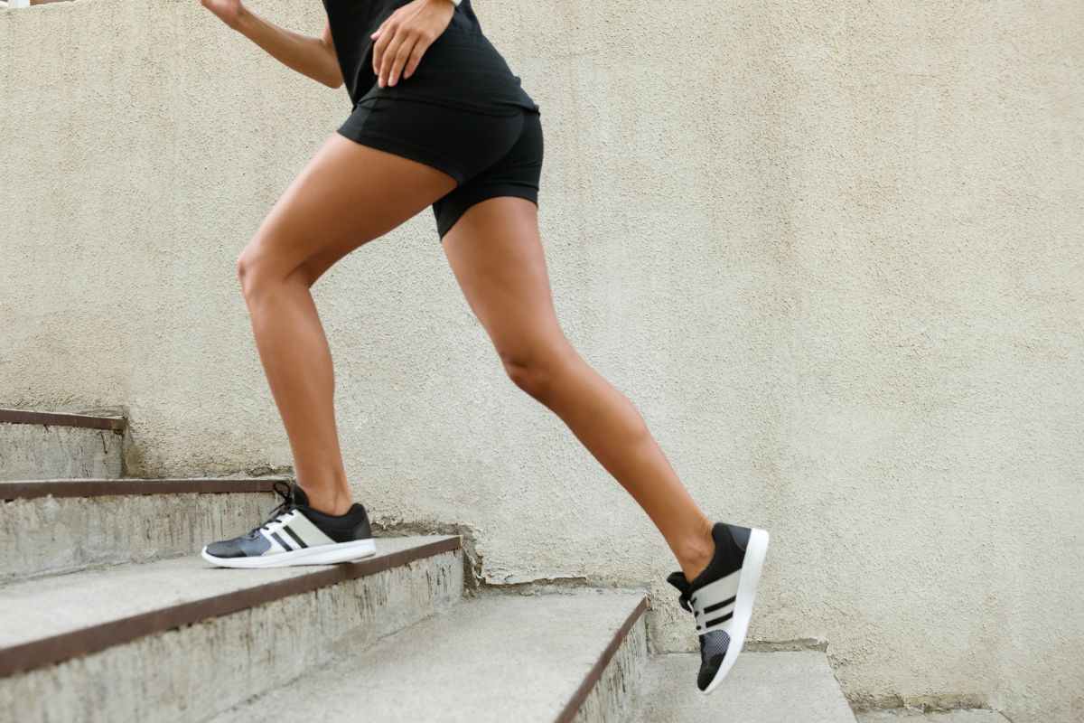 A picture of someone exercising. 