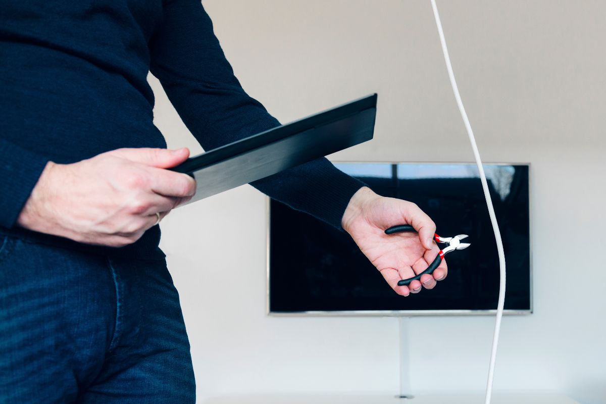A picture of someone cutting their cable. 