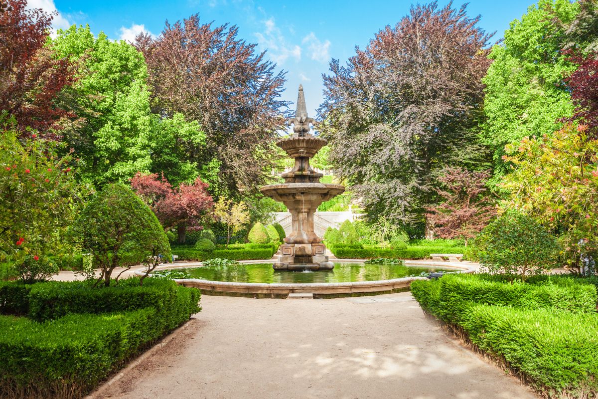 A picture of a botanical garden. 