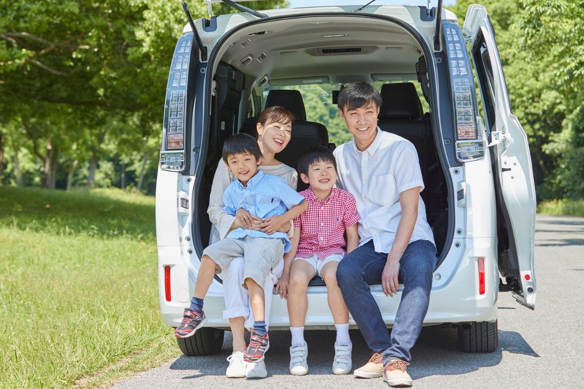 A picture of a family road trip. 