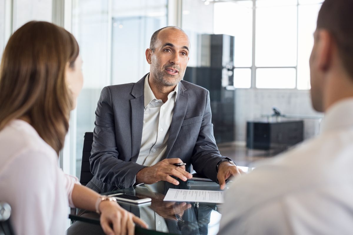 A picture of an agent with his clients.