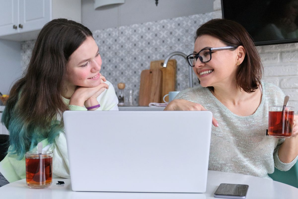 A picture of a daughter and her mother talking. 