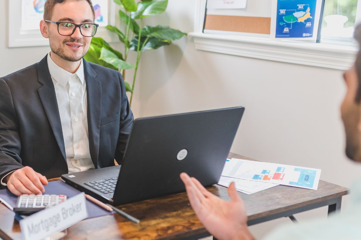 A picture of an agent with his client. 