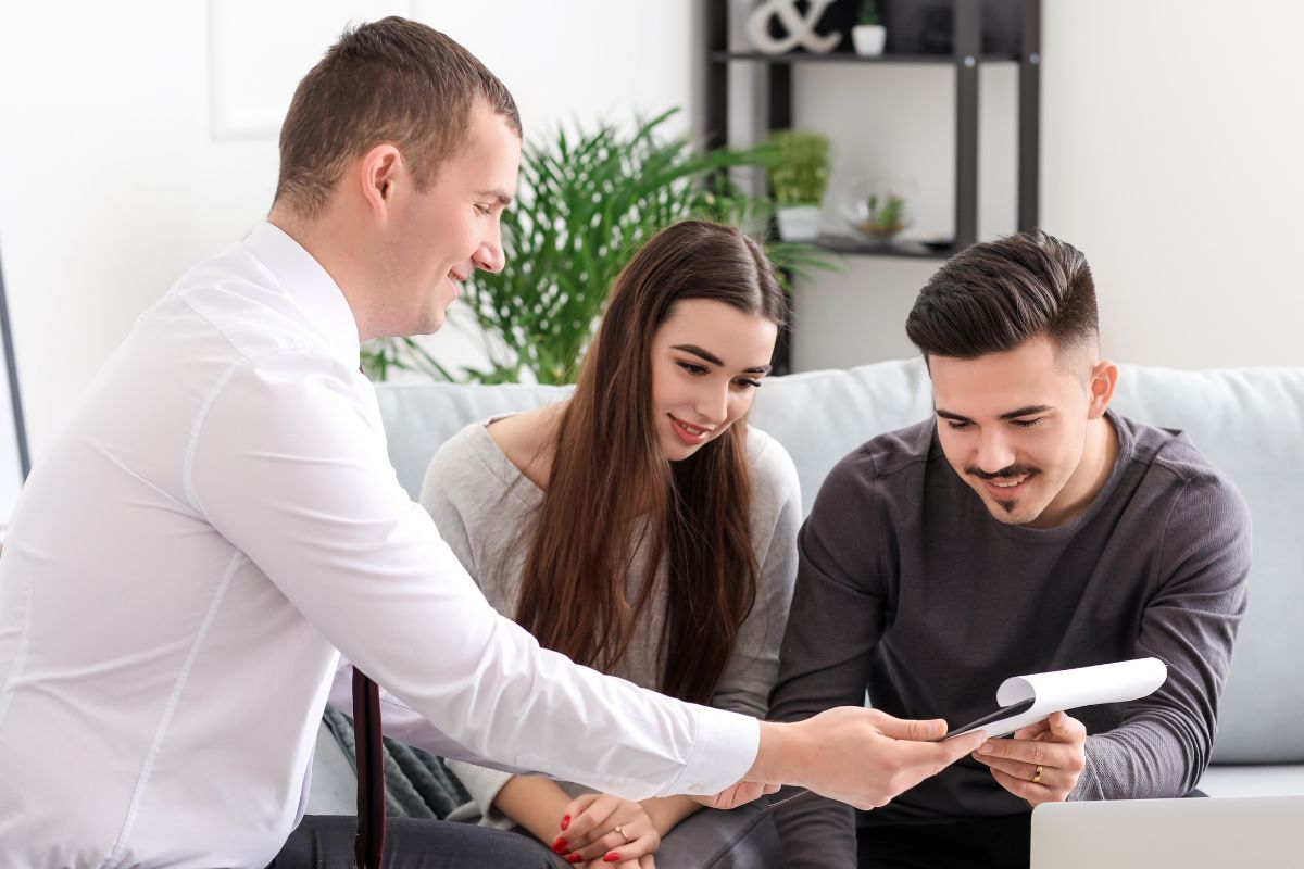 A picture of an agent with his clients. 