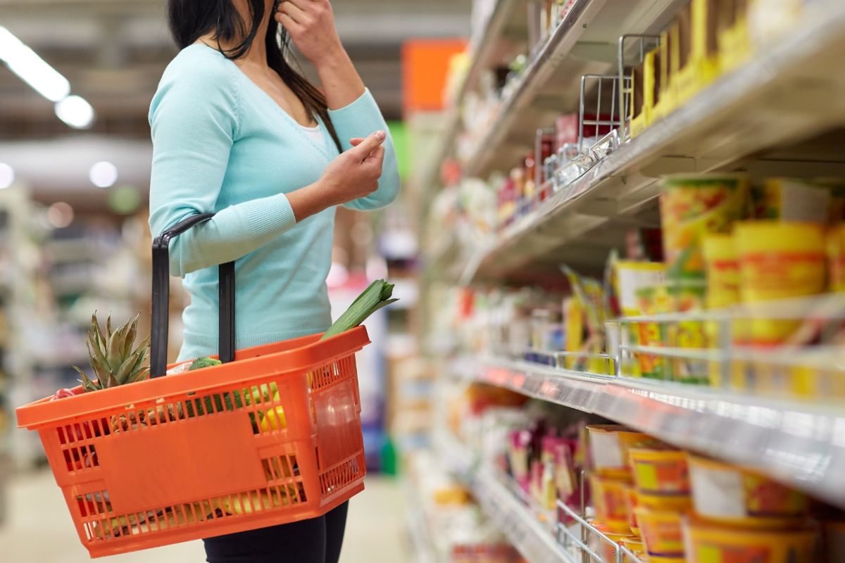 A picture of someone shopping. 