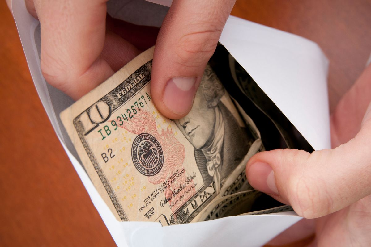 A picture of a money envelope. 