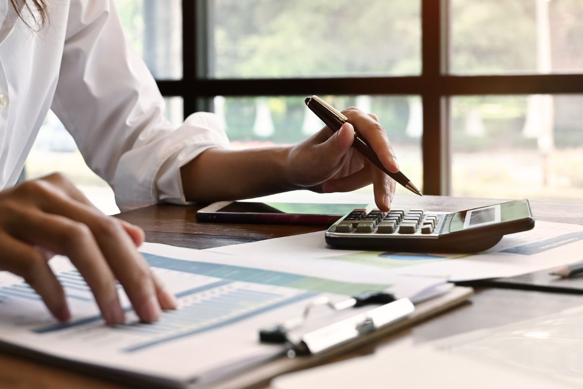 A picture of someone calculating something.