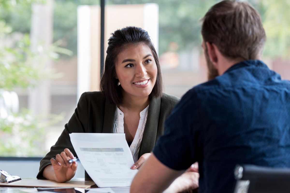 A picture of a bank teller and a client.