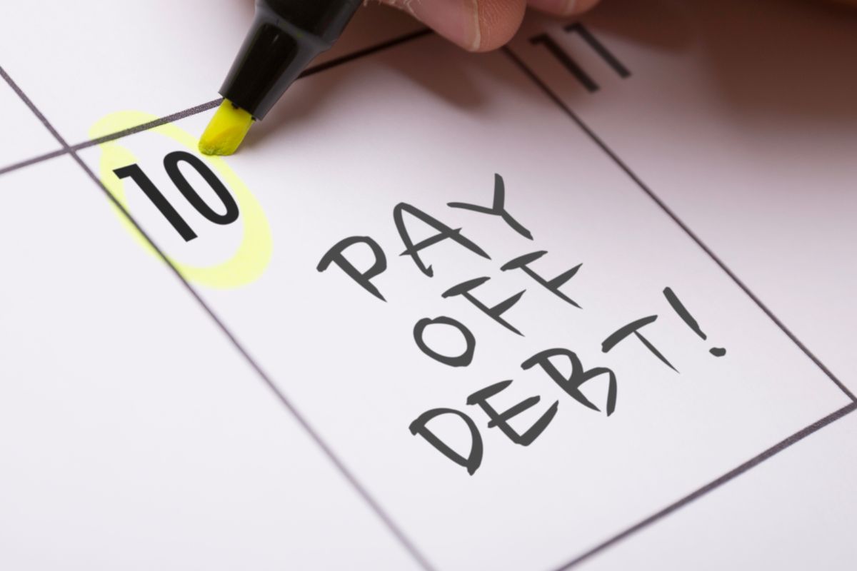 A picture of someone paying their debt at the 10th of the month.