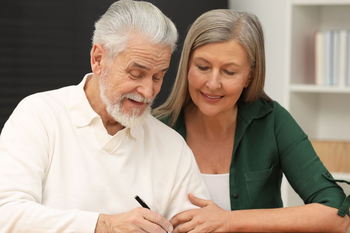 A picture of an old couple. 