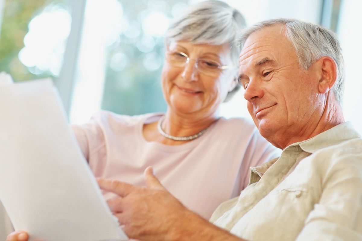 A picture of an old couple. 