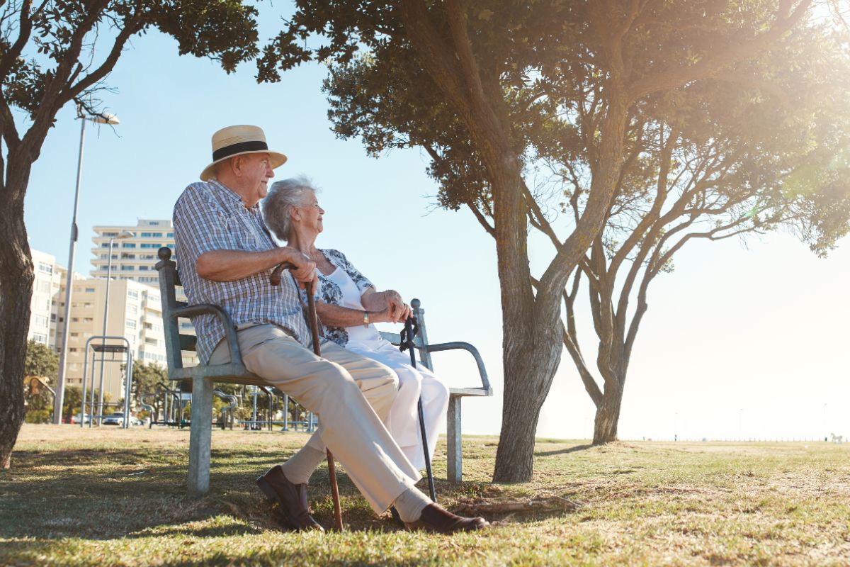 A picture of an old couple. 