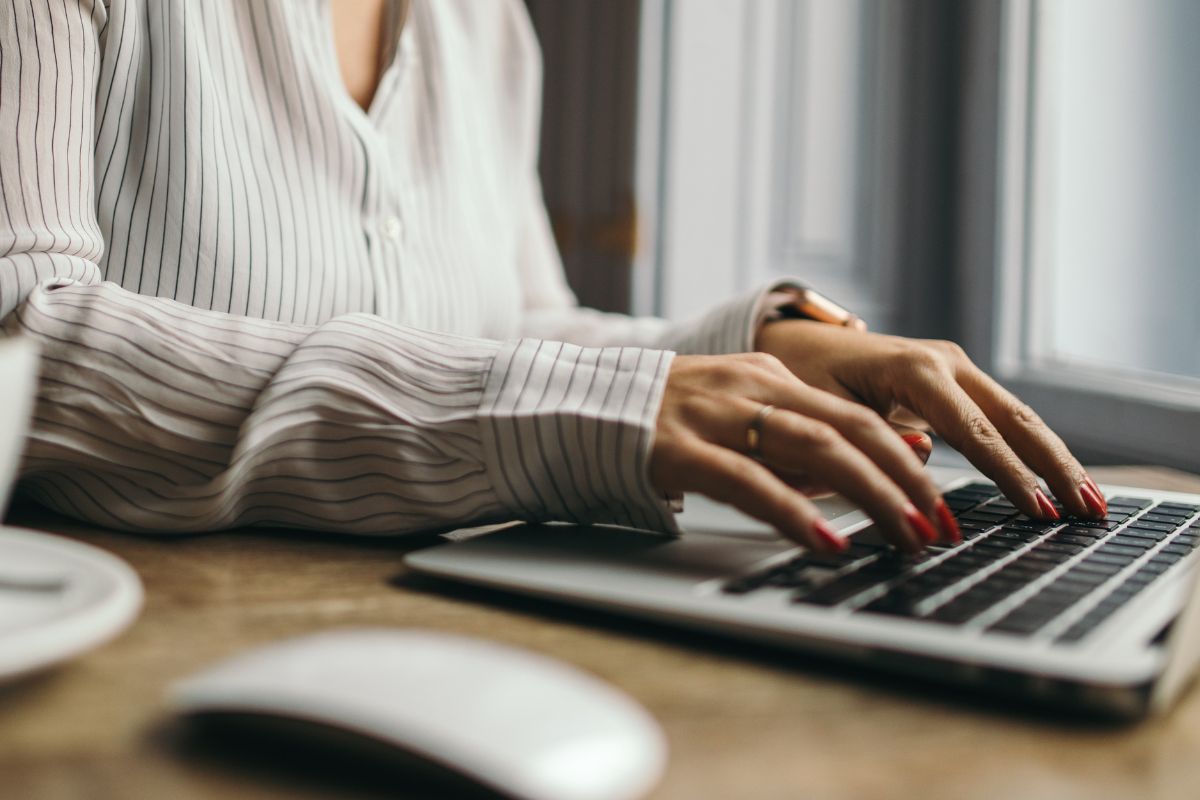 A picture of someone typing. 