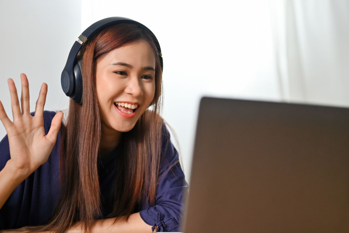 A picture of someone doing tutoring.