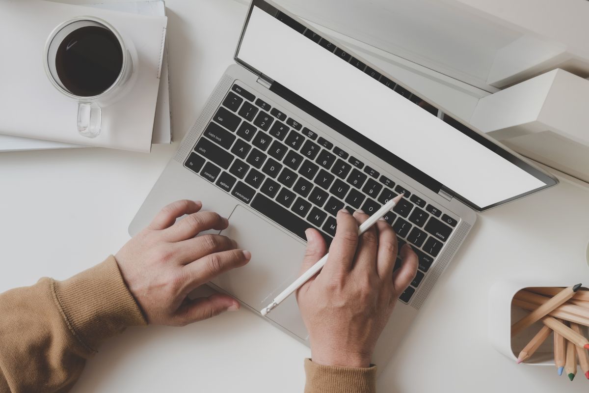 A picture of someone typing. 