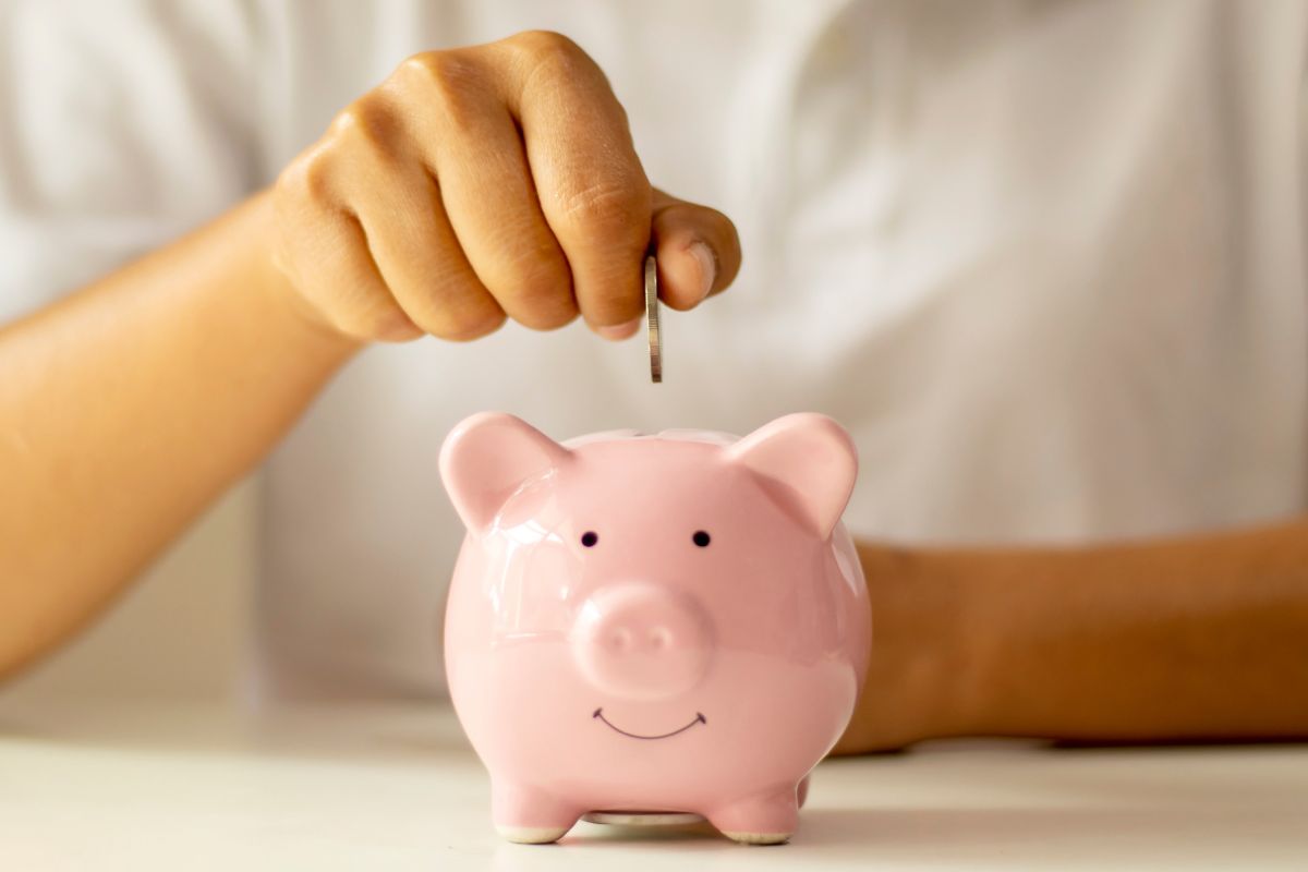 A picture of a piggy bank. 