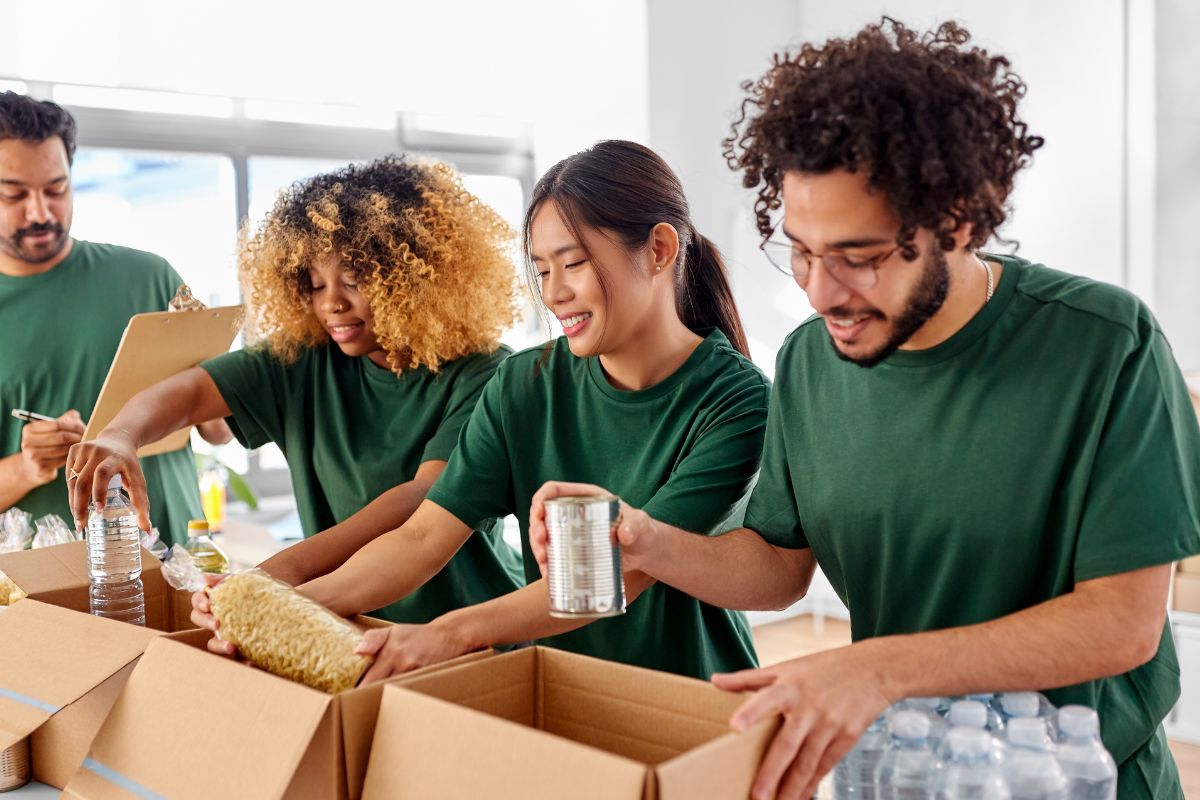 A picture of people volunteering. 