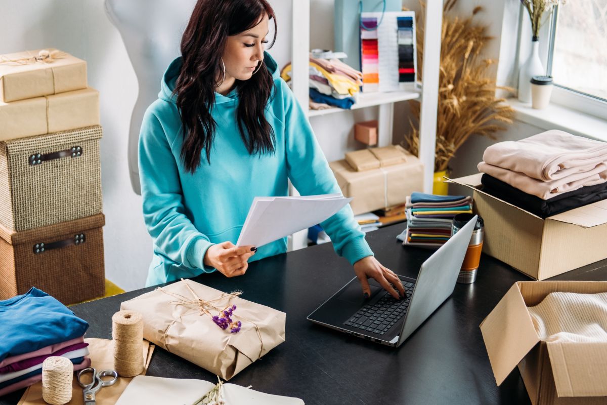 A picture of someone dropshipping. 