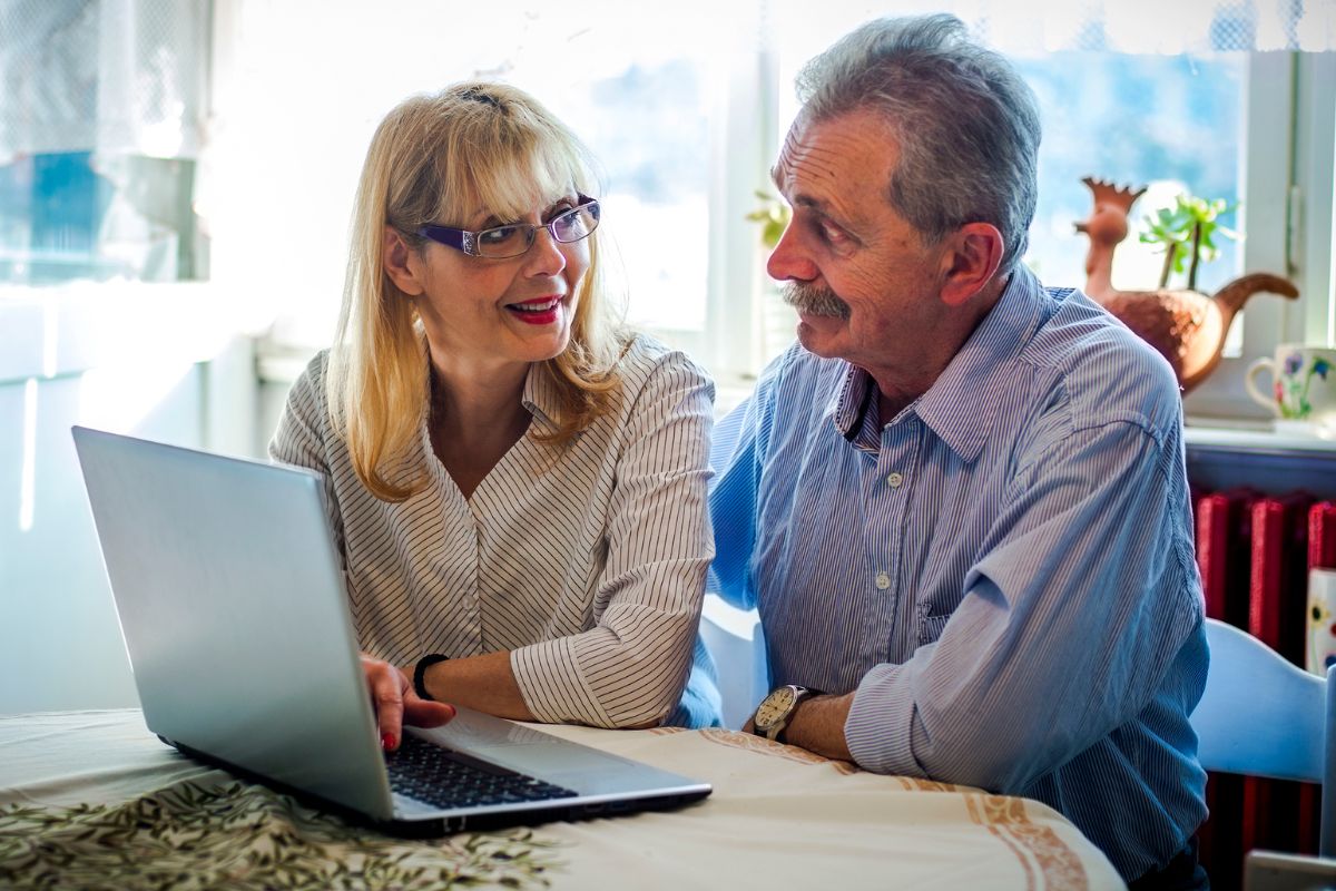 A picture of an old couple. 