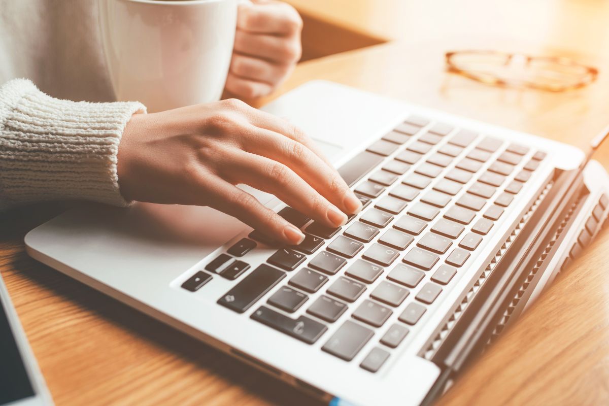 A picture of someone typing. 