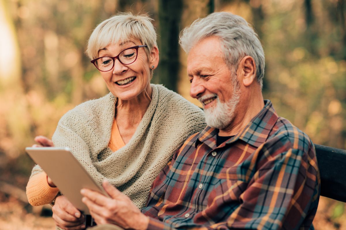 A picture of an old couple smiling. 
