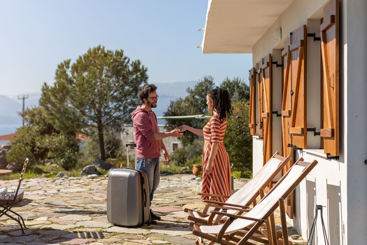 A picture of an Airbnb manager and a client. 
