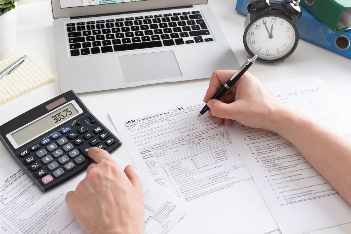A picture of a bookkeeper. 