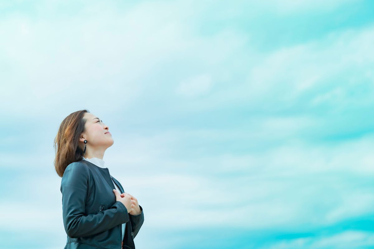 A picture of someone looking at the sky.