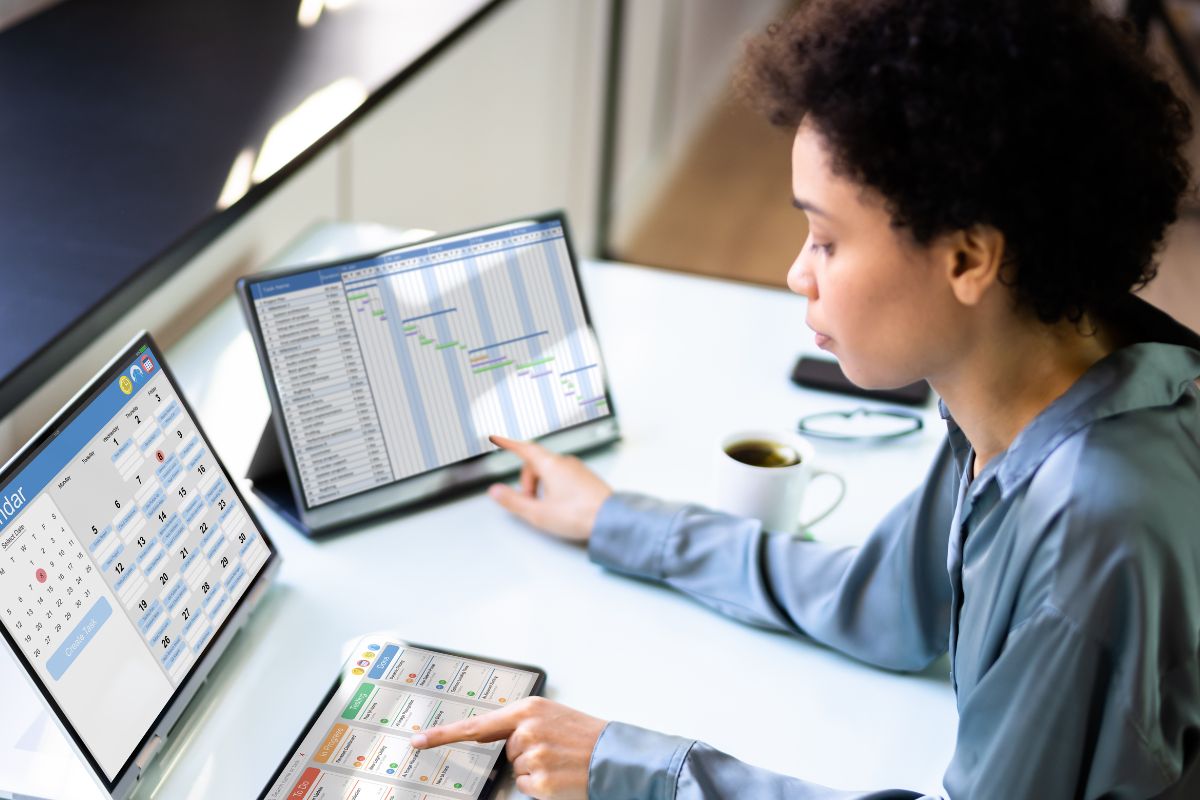 A picture of someone scheduling.