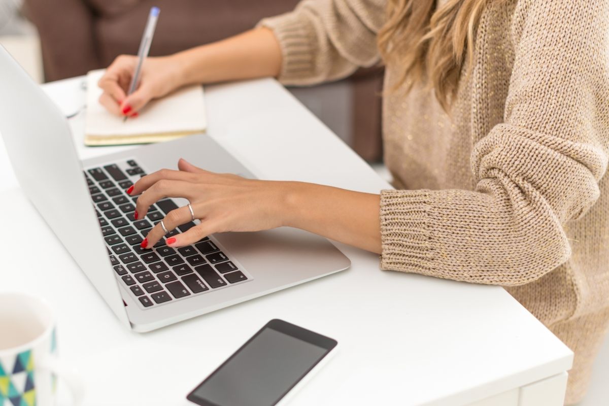 A picture of someone typing. 