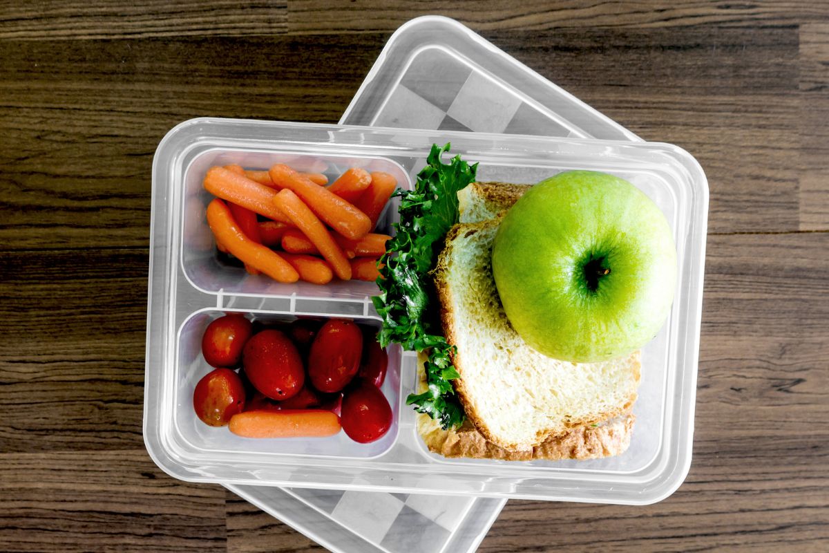 A picture of a packed lunch. 