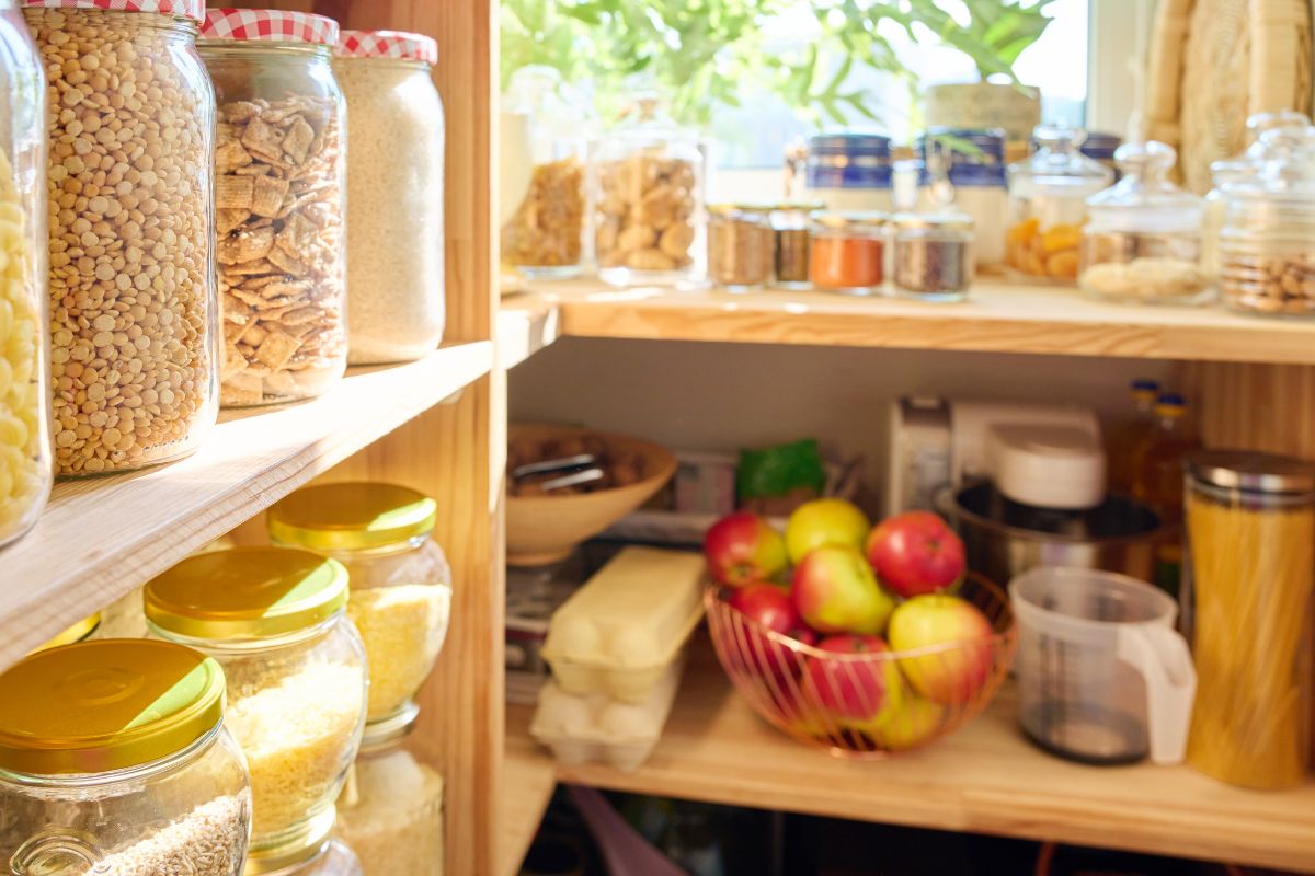 A picture of someone's pantry.