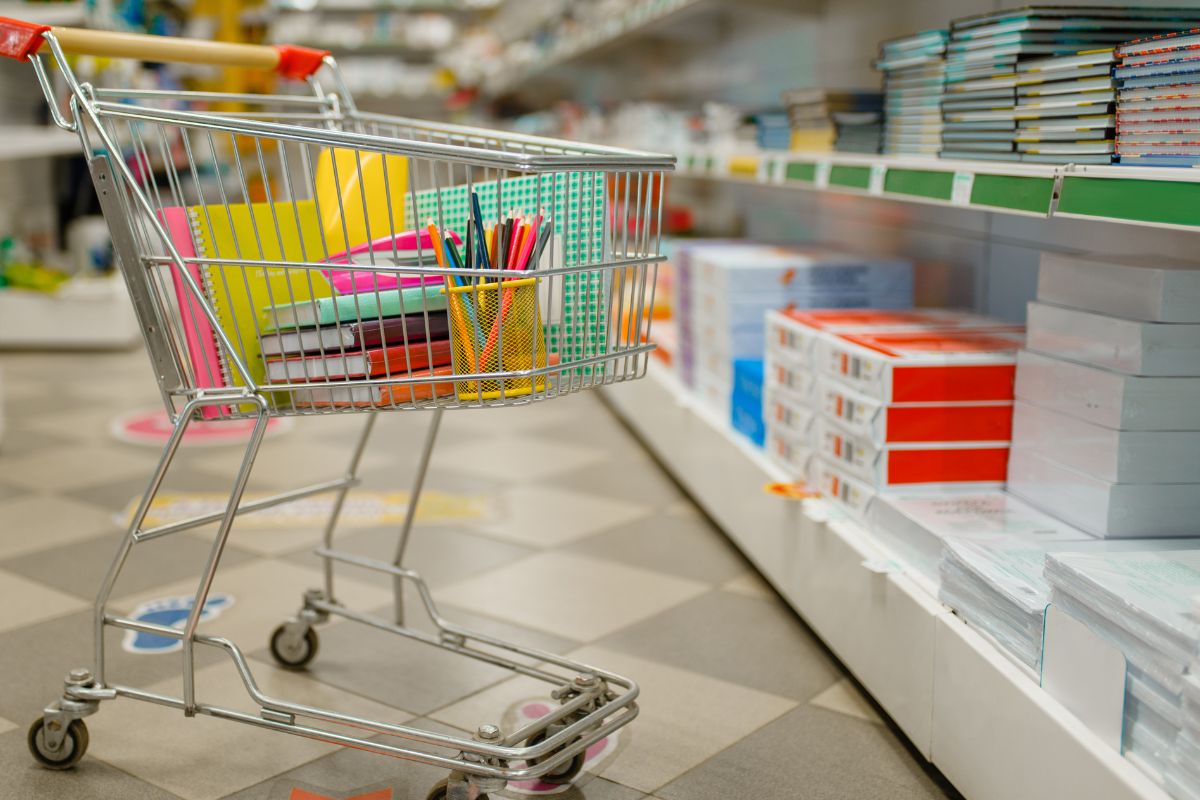 A picture of a shopping cart. 