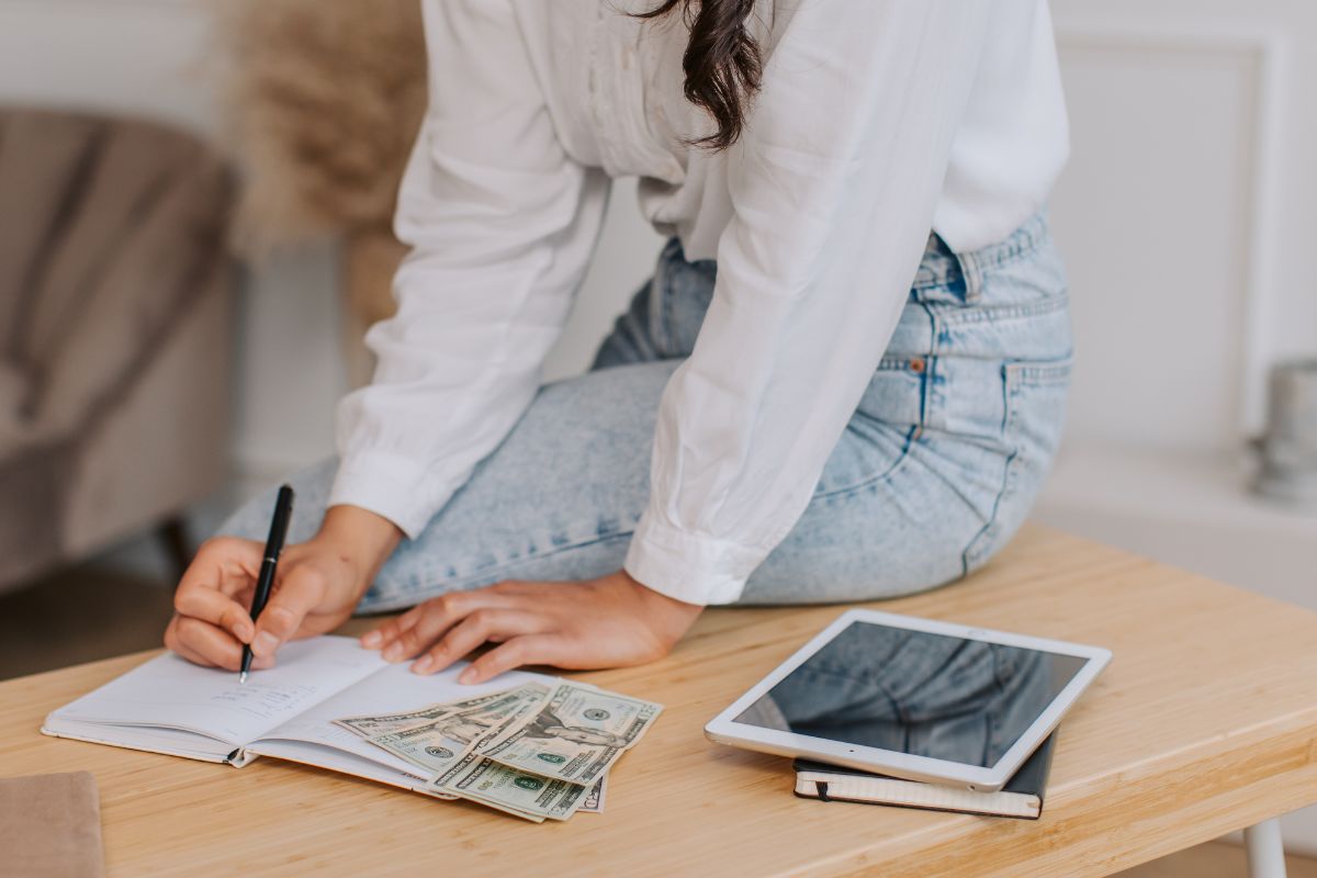 A picture of someone budgeting.