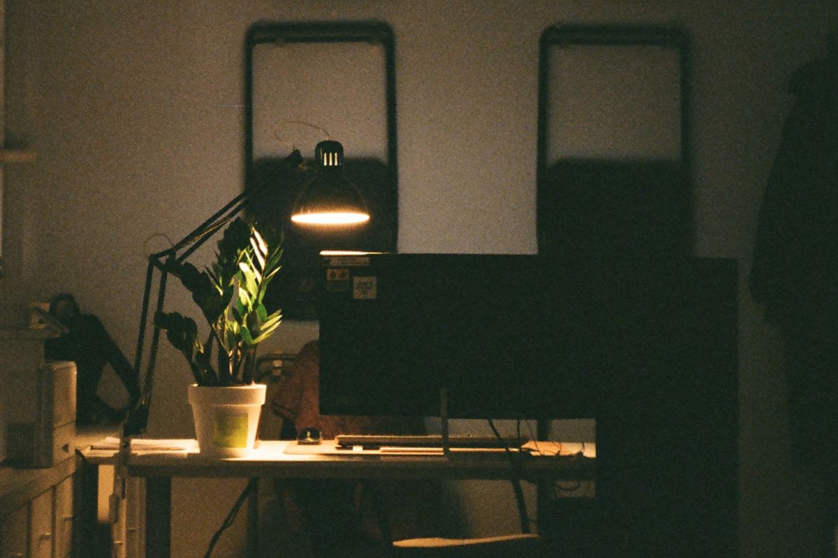 A picture of a lamp. 