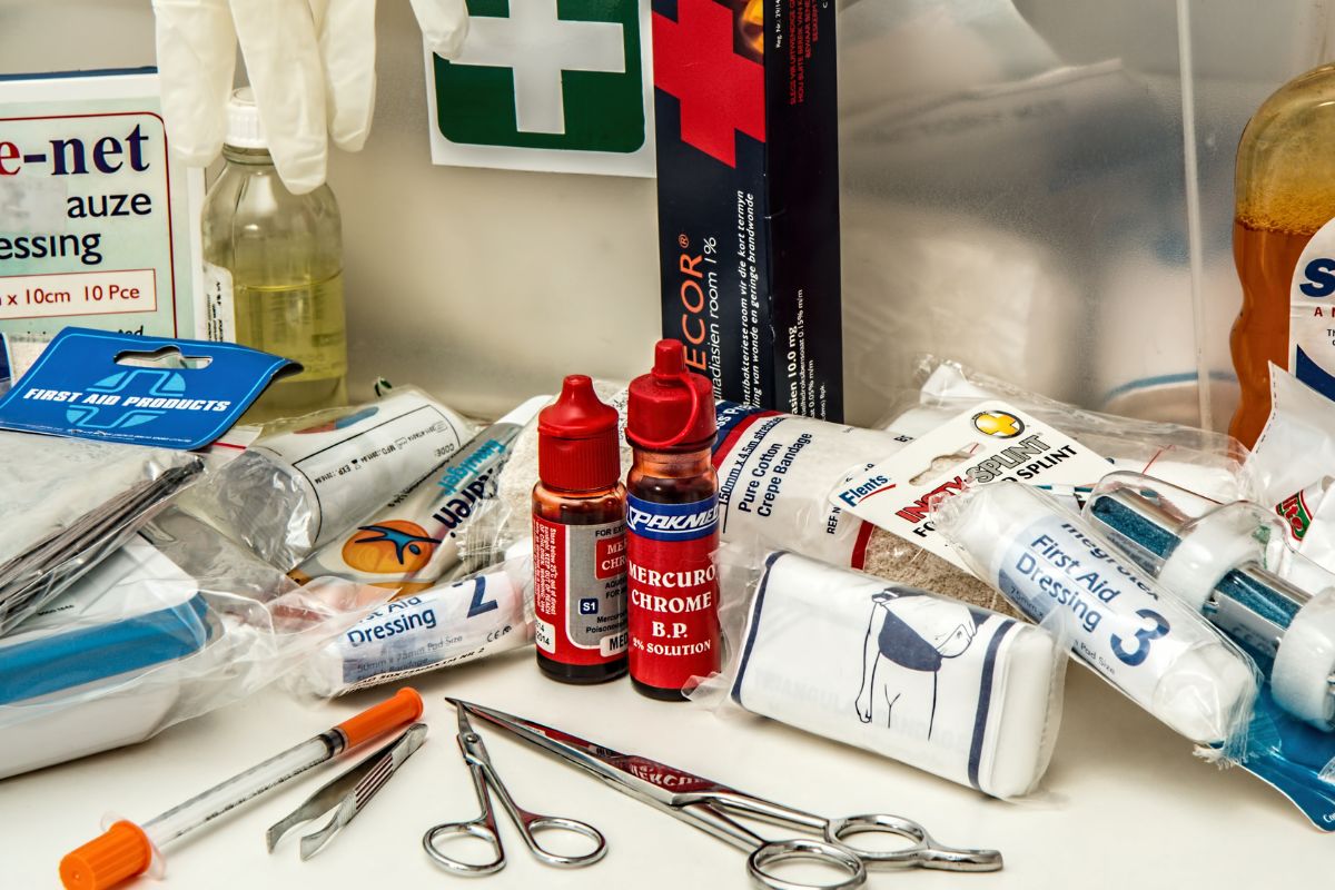 A picture of a first aid kit.