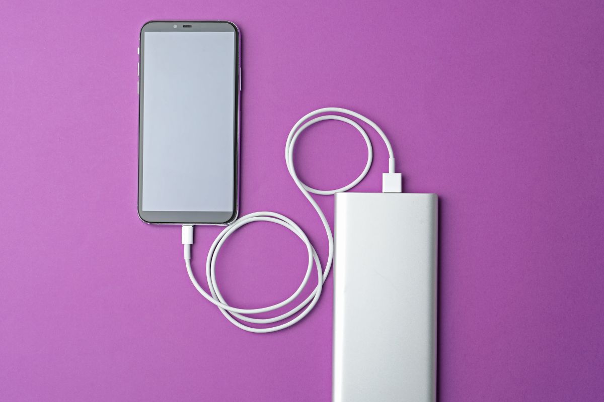 A picture of a phone connected to a powerbank. 