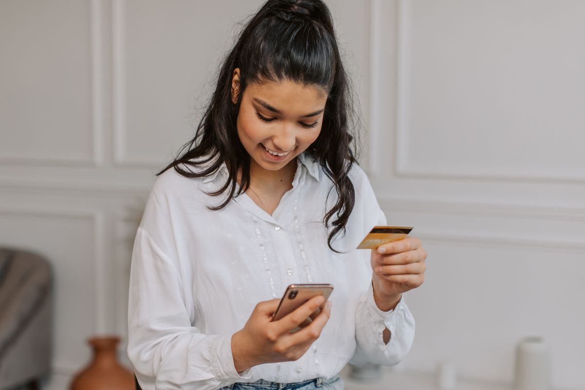 A picture of someone getting their credit card.