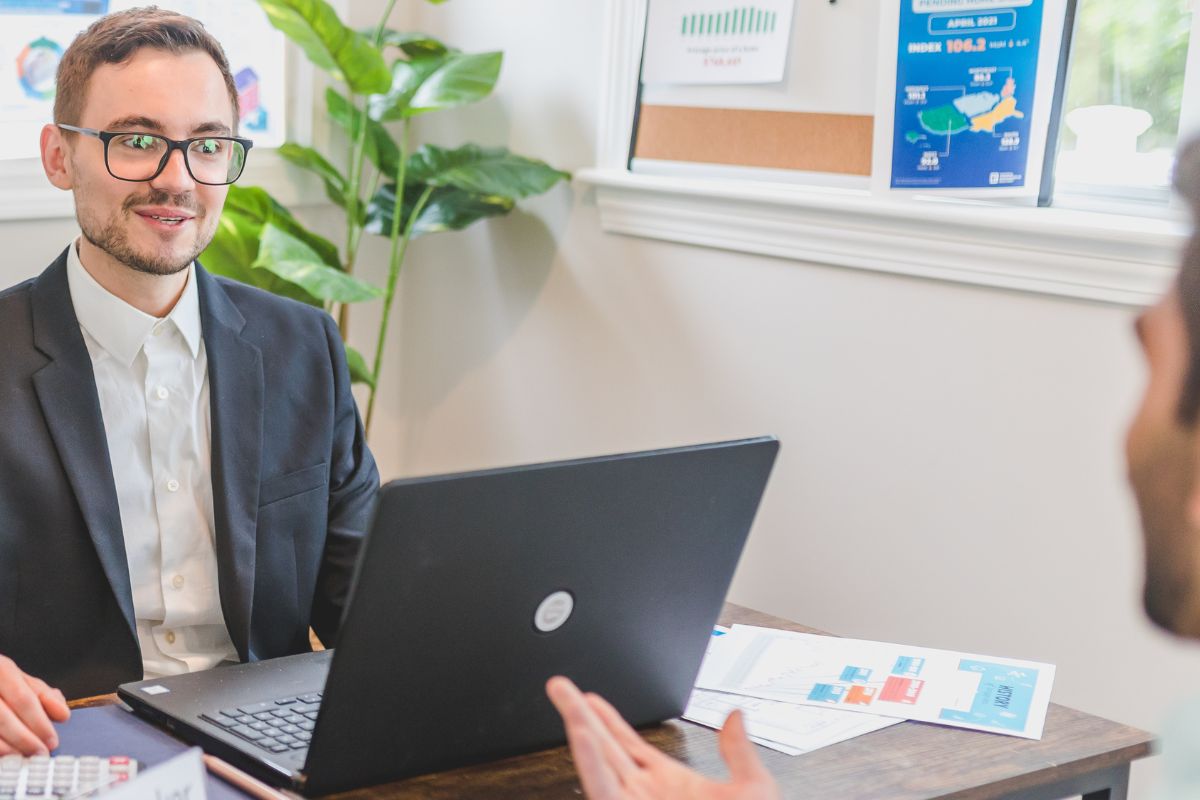 A picture of someone talking to an expert.