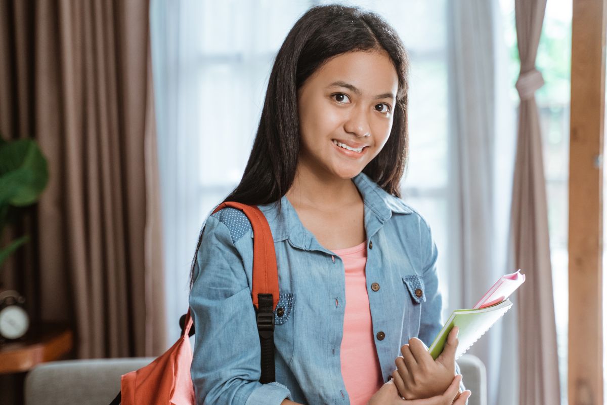 A picture of a teen college student.