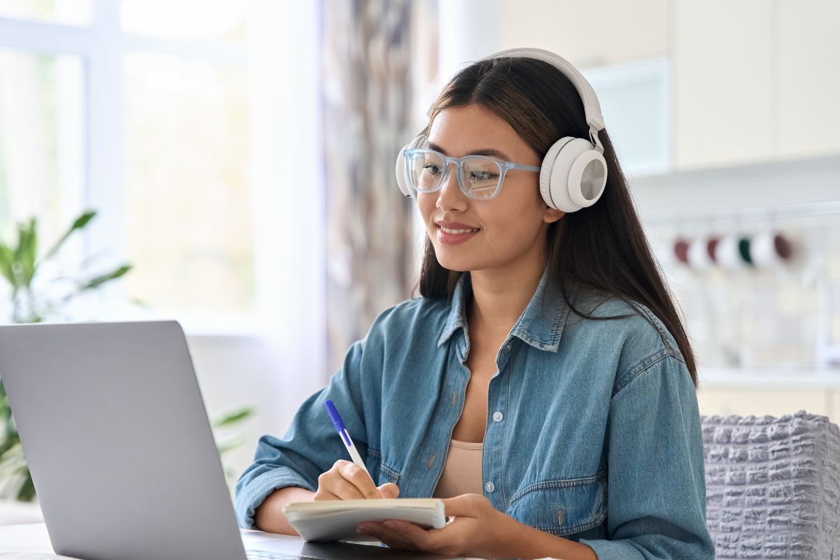 A picture of a teen smiling.