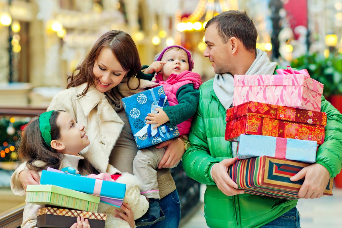 A picture of a family shopping.